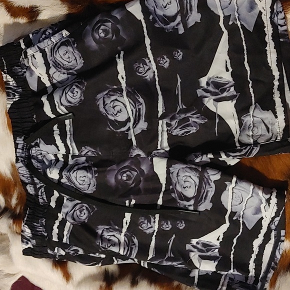 Black Rose Shorts Sz M - Picture 1 of 4